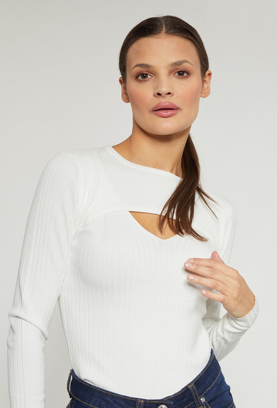 Prążkowany sweter damski z wycięciem przy dekolcie