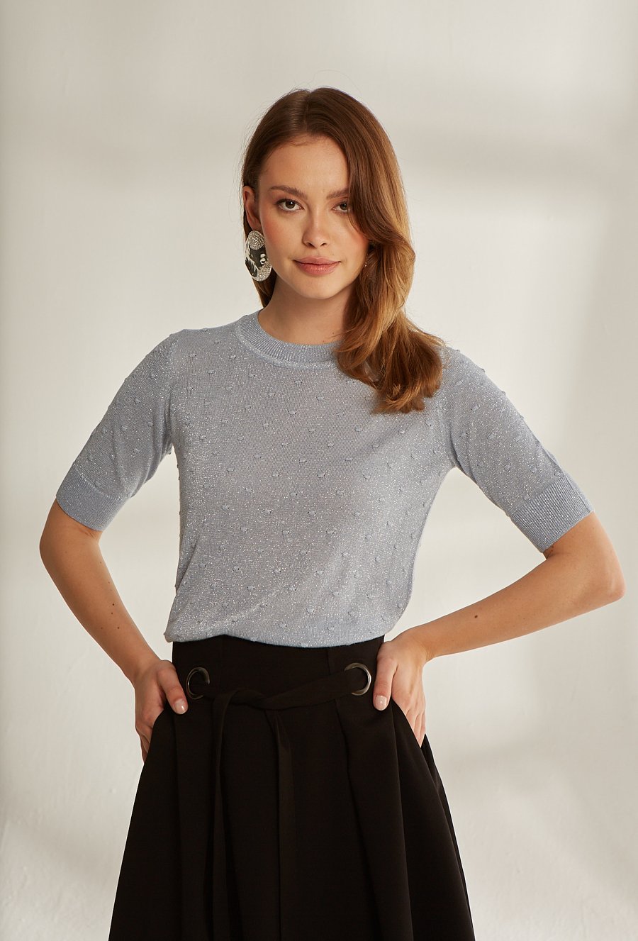 Połyskujący sweter z kr&oacute;tkim rękawem