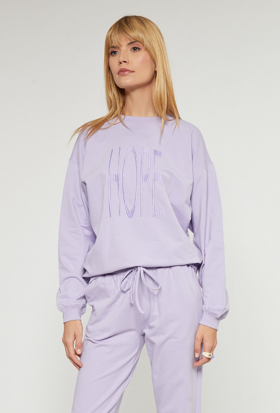 Liliowa bluza z napisem