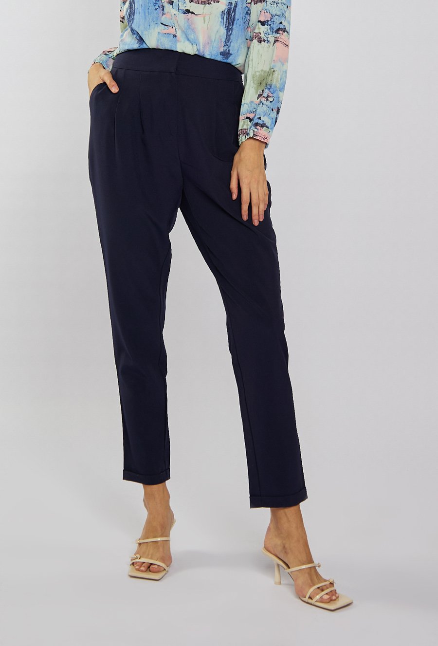 Spodnie cygaretki z wysokim stanem