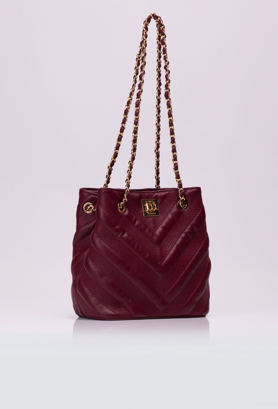 Pikowany worek z ozdobnym łańcuchem