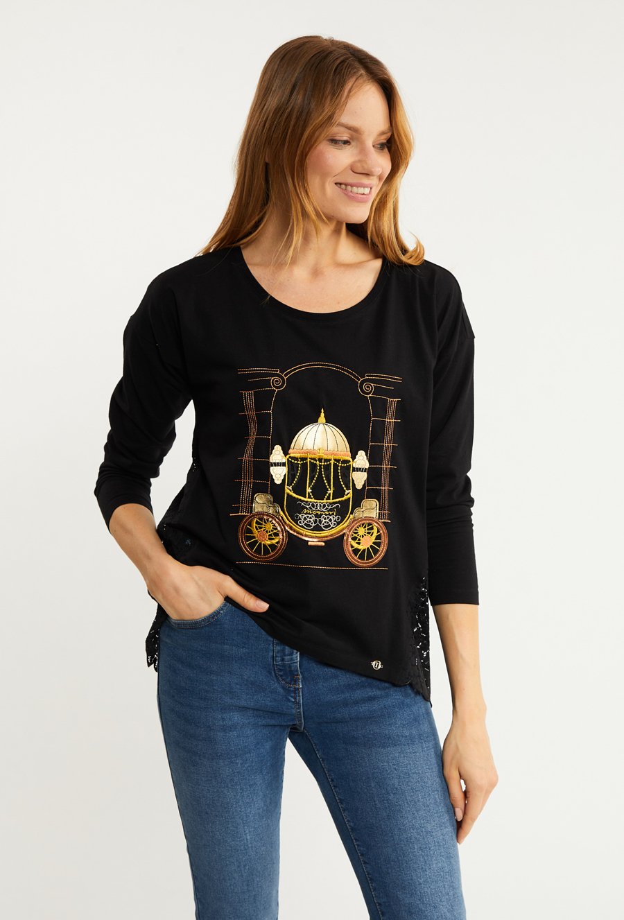 Bluzka damska z ciekawym nadrukiem oraz koronką