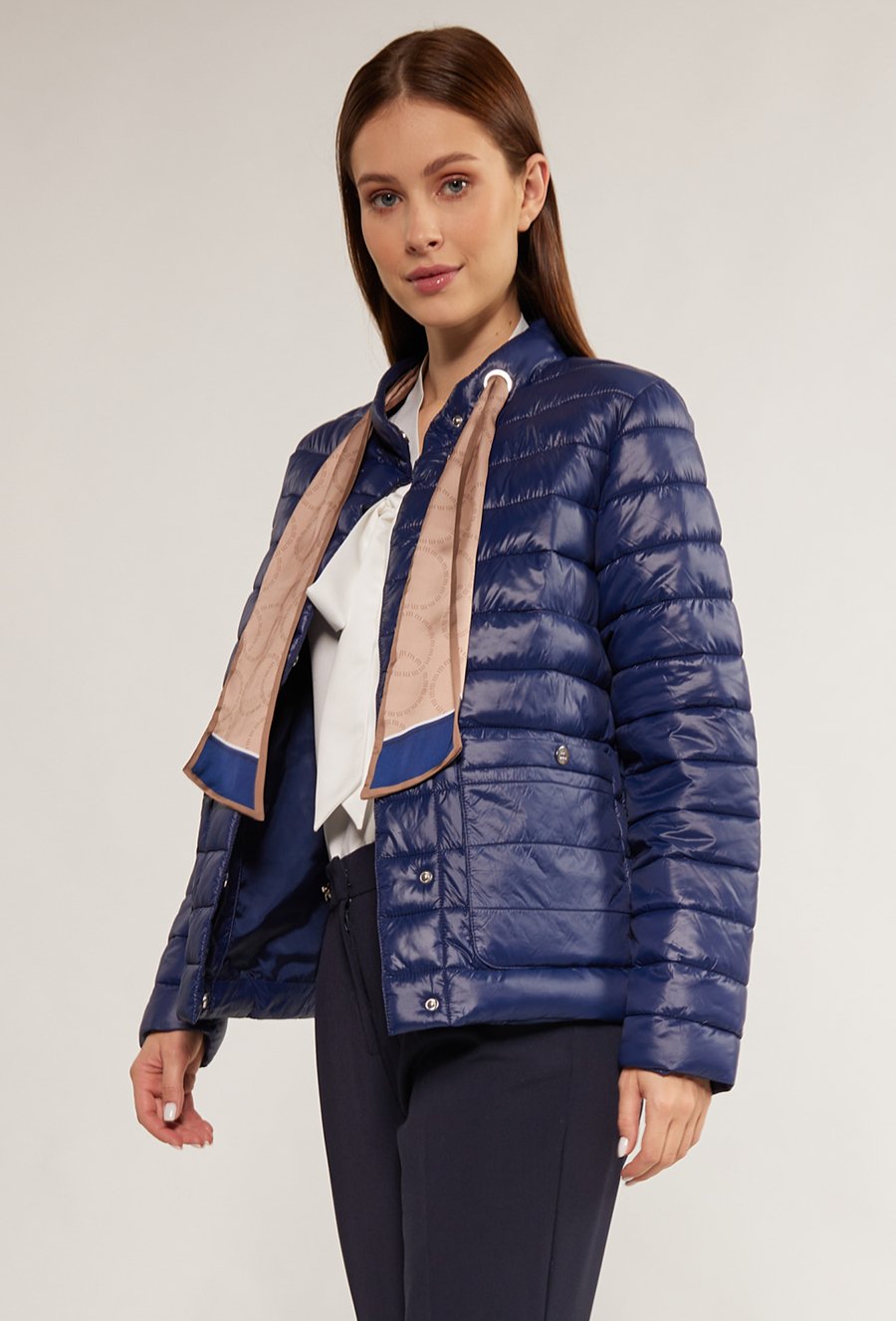 Pikowana kurtka z chustą w zestawie