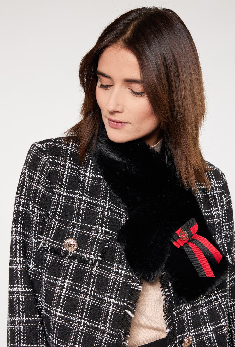 Szal z ozdobną kokardą