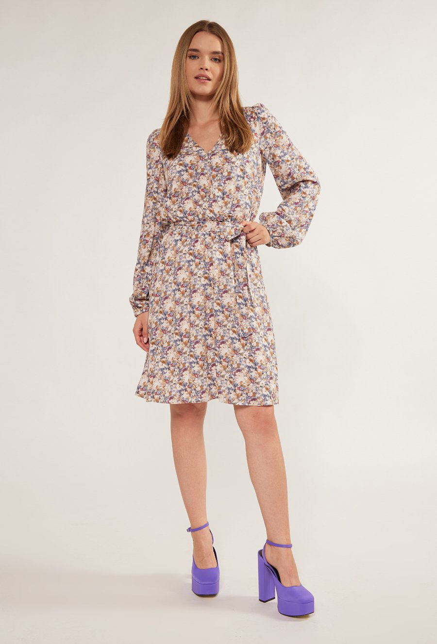 Delikatna sukienka w kwiaty