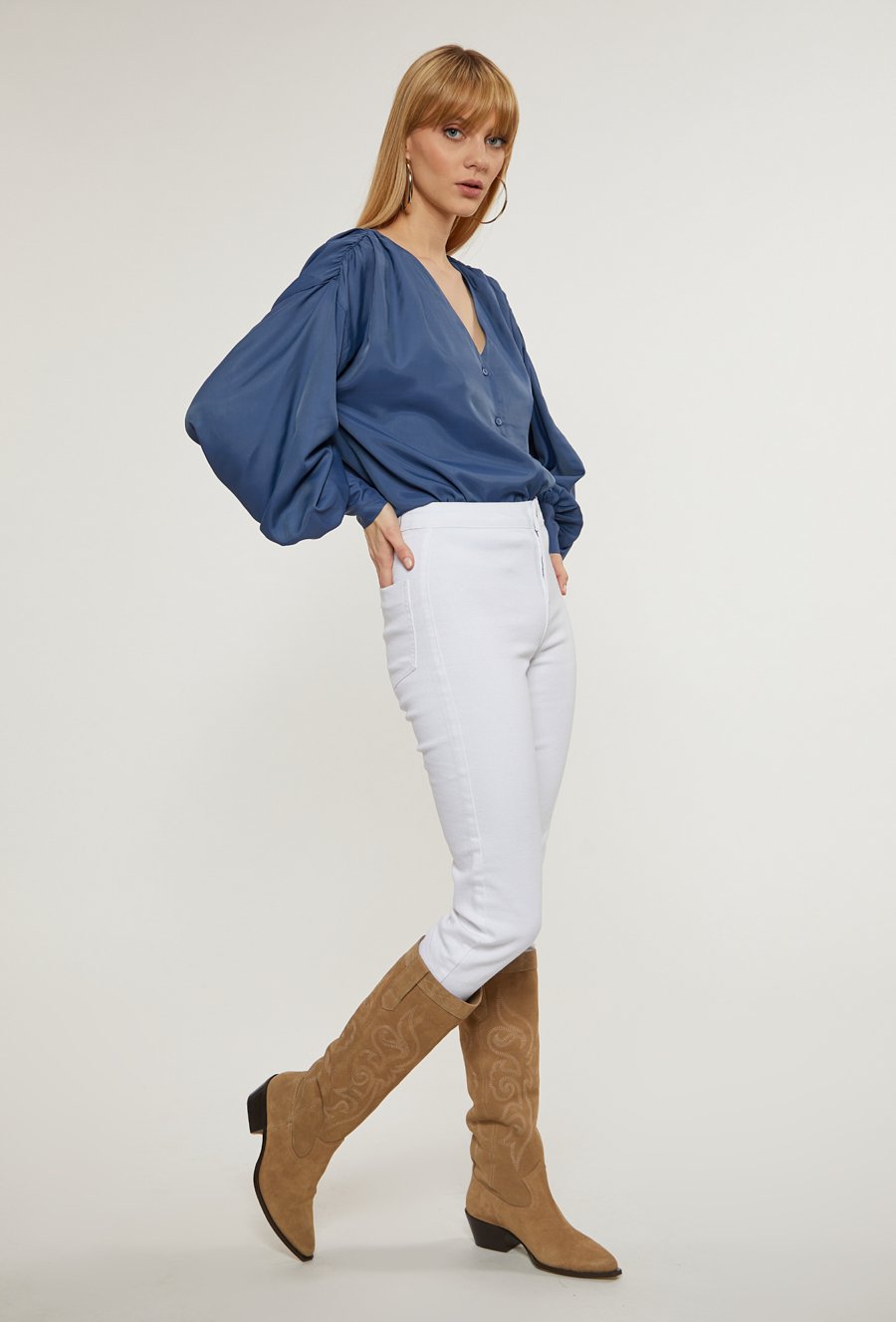 Satynowa bluzka z obszernym rękawem