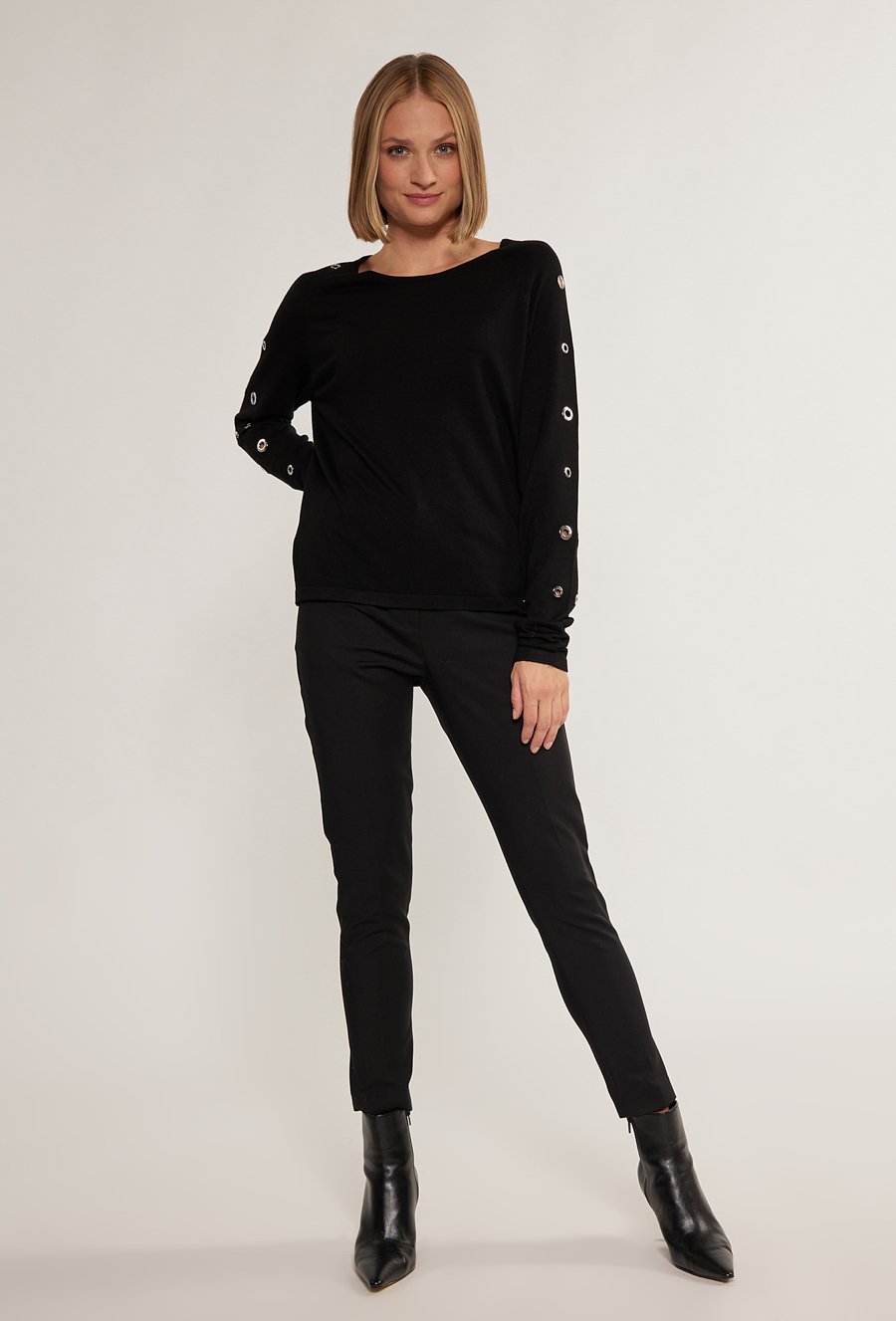 Sweter ze zdobieniem na rękawach