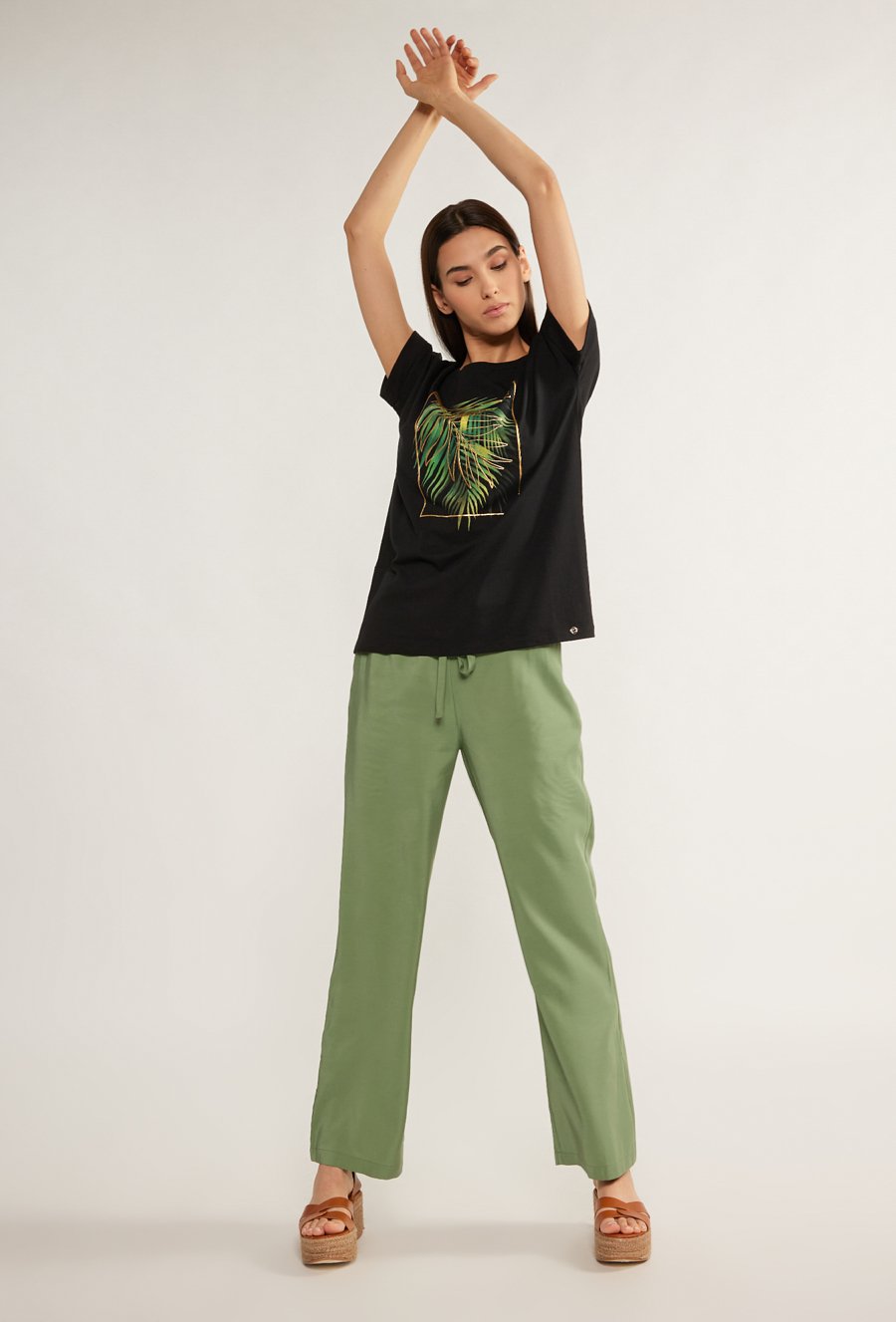 T-shirt z motywem roślinnym