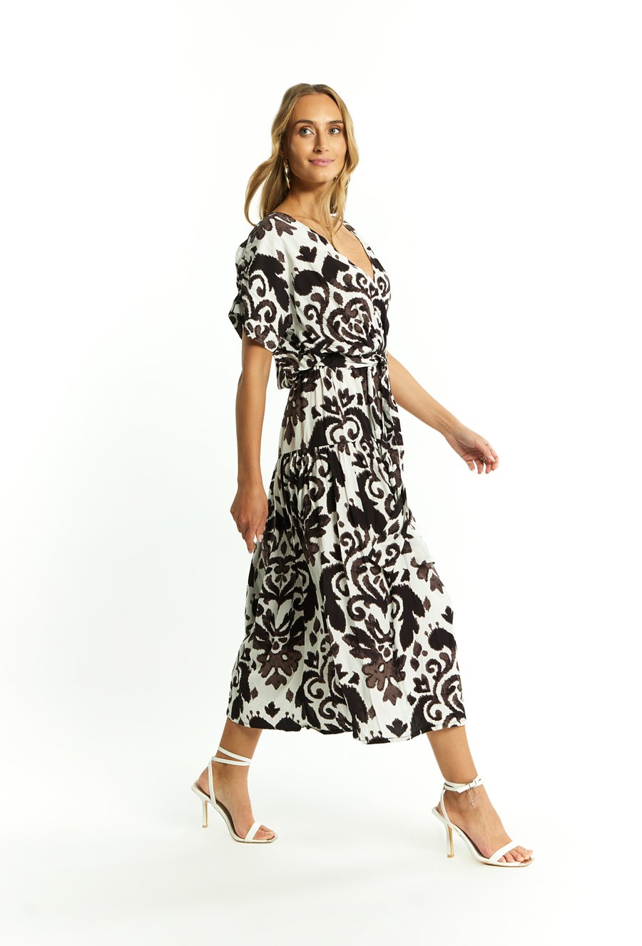 Wzorzysta sukienka z wiązaniem