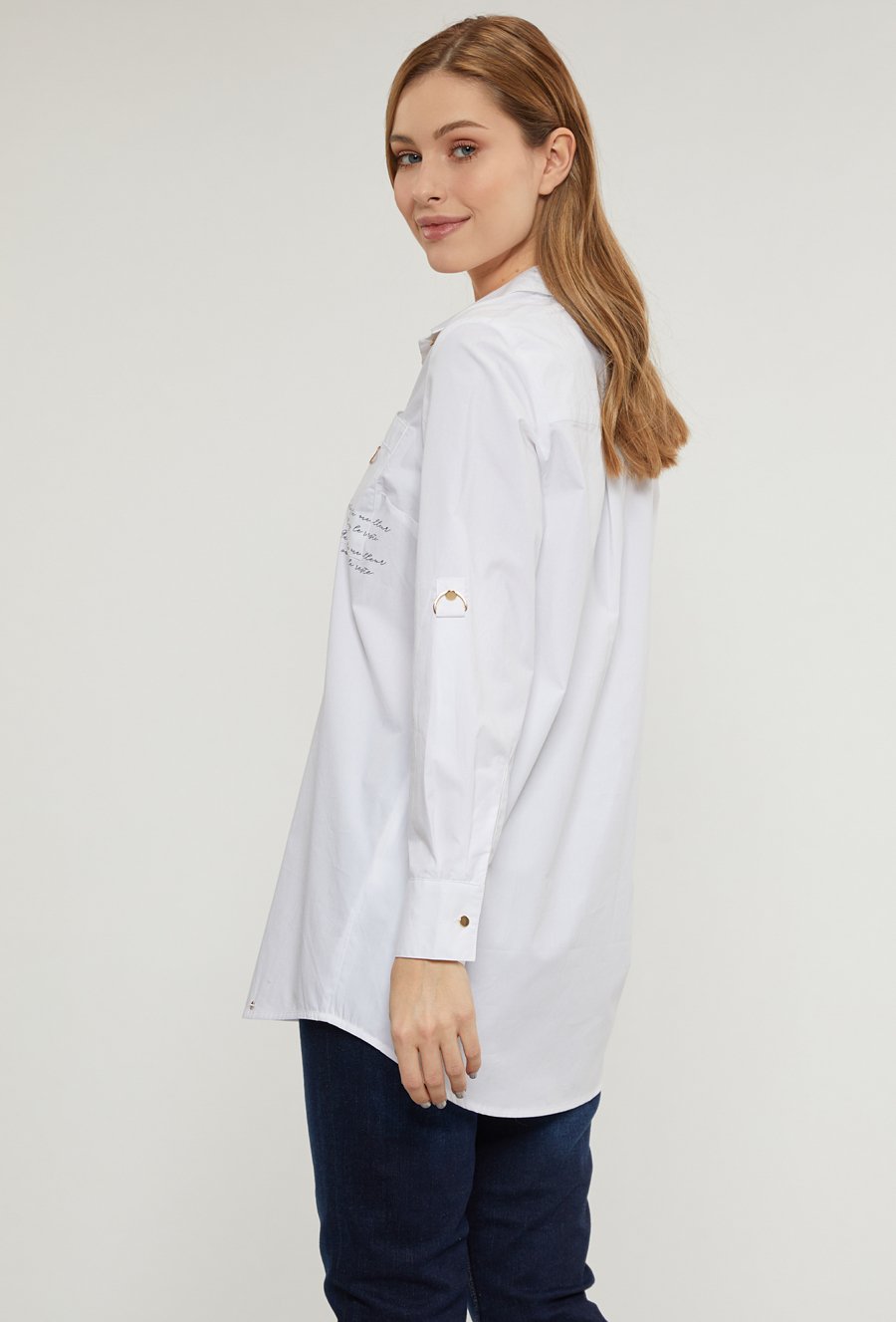 Koszulowa bluzka z napisami