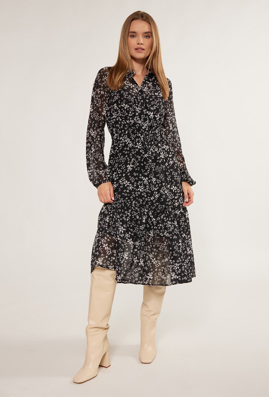 Sukienka w kwiatowy wz&oacute;r