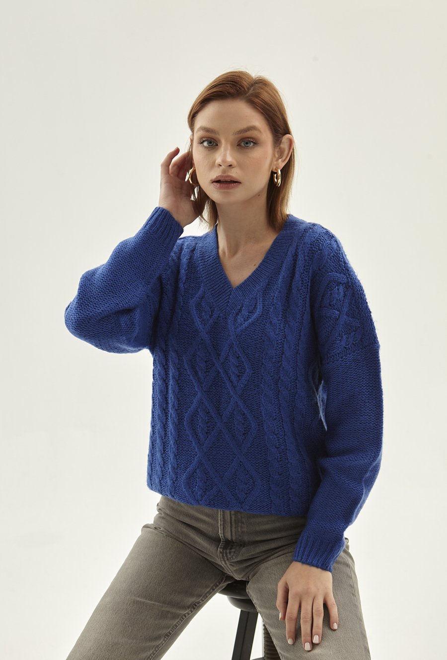 Sweter o warkoczowym splocie