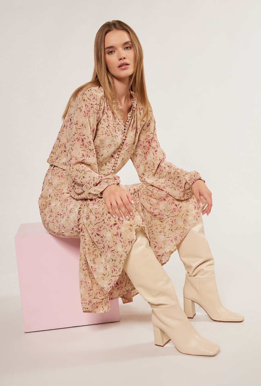 Zwiewna sukienka w kwiaty