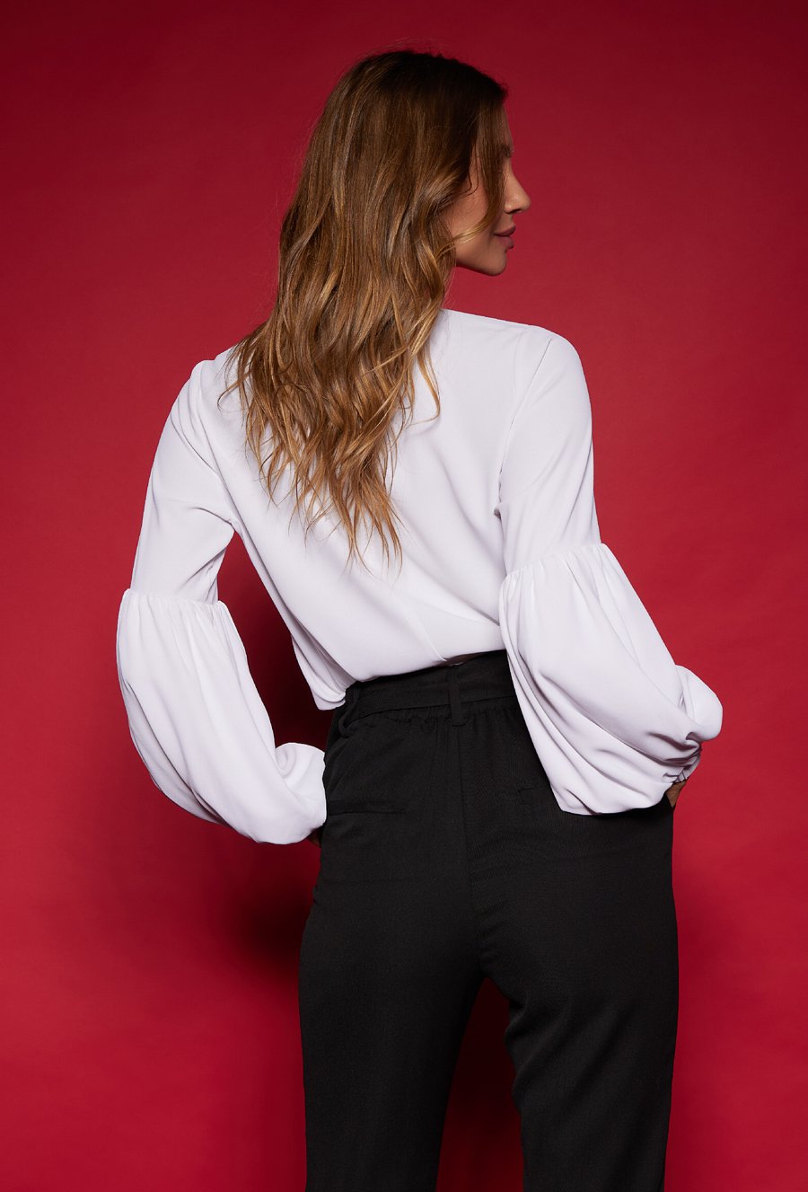 Biała bluzka z obszernymi rękawami