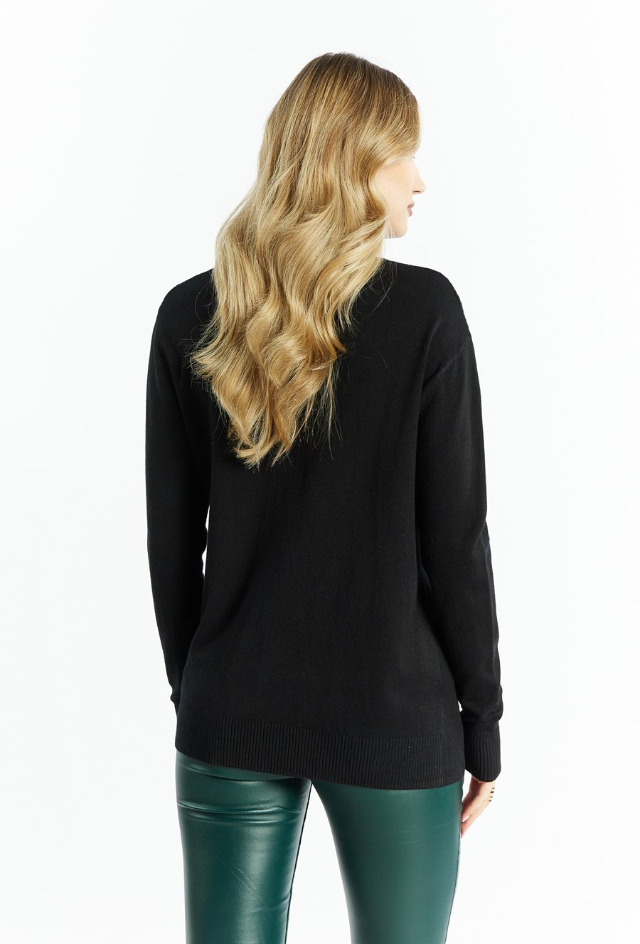 Cienki sweter o warkoczowym splocie