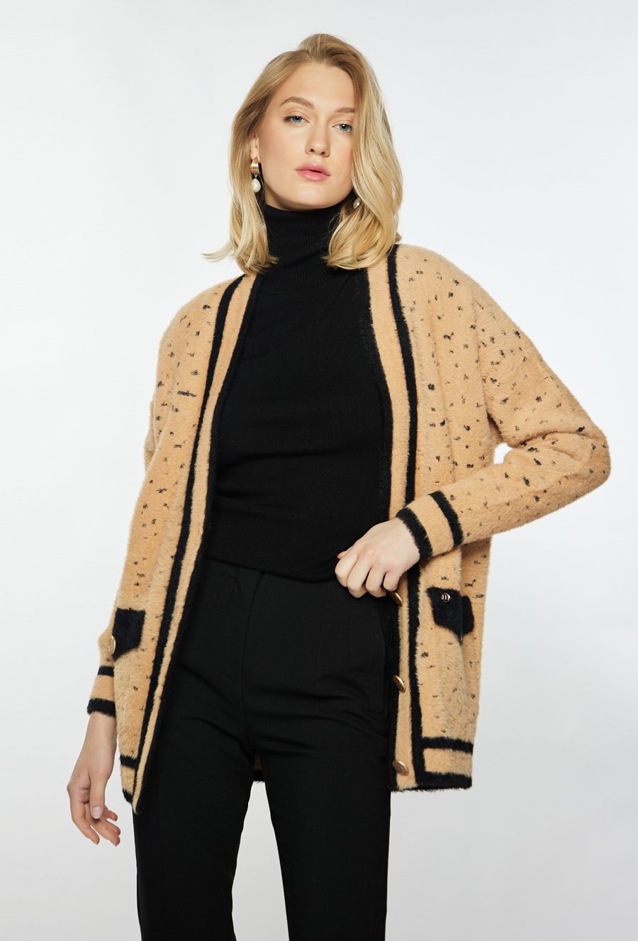 Wzorzysty sweter z kr&oacute;tkim włosiem