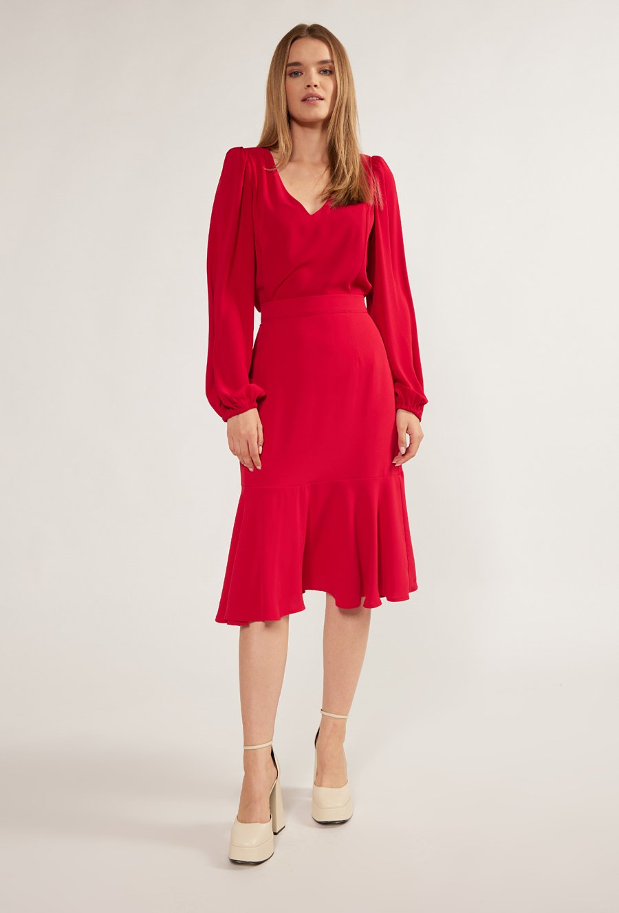 Satynowa sp&oacute;dnica z falbaną