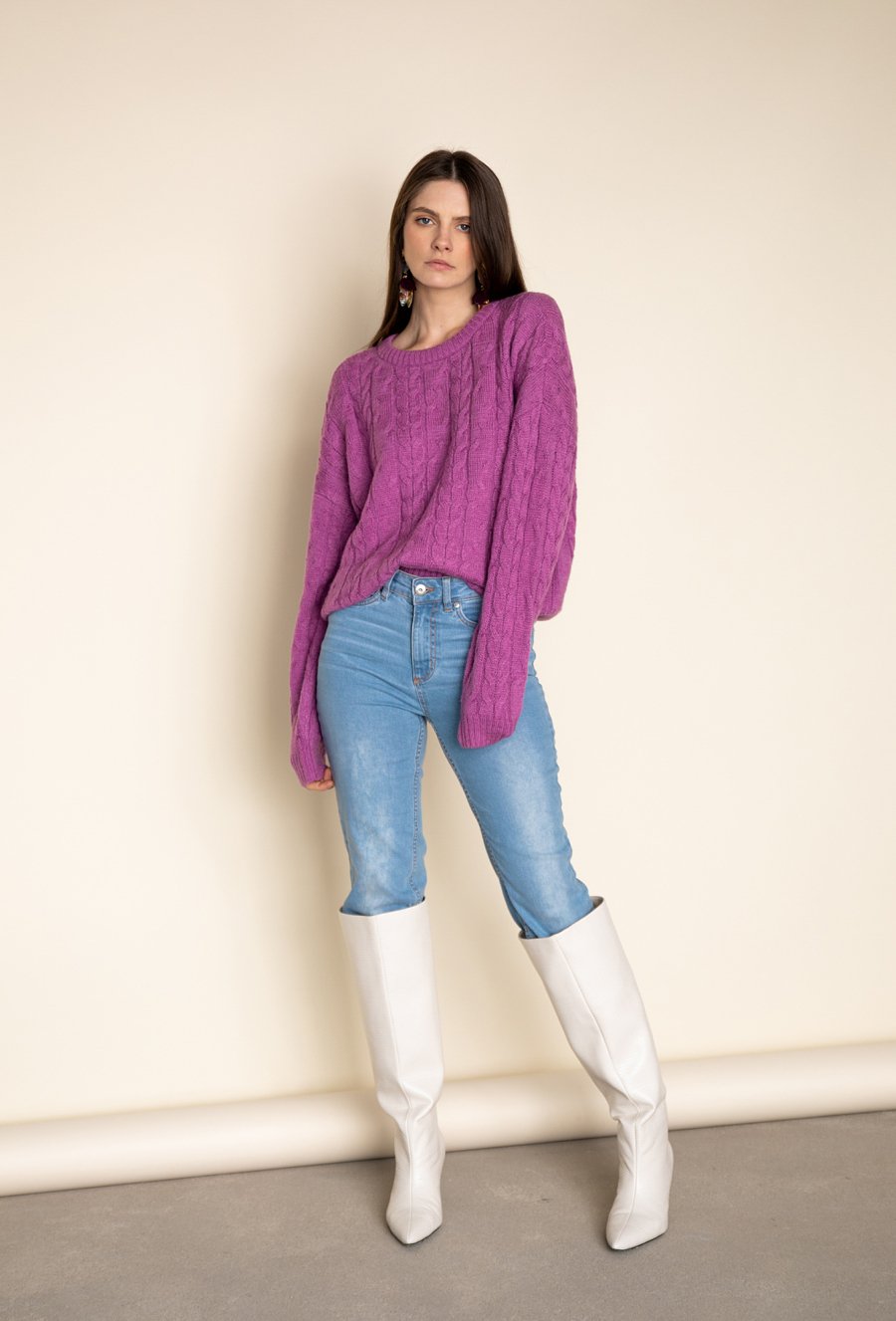 Fioletowy sweter o warkoczowym splocie