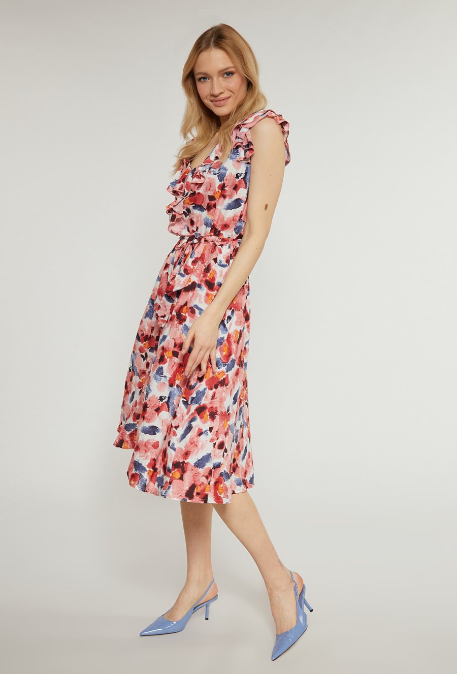 Wzorzysta sukienka damska z falbanką