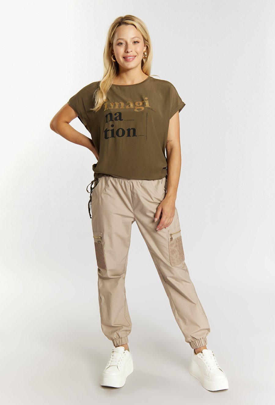 T-shirt z ozdobnym napisem