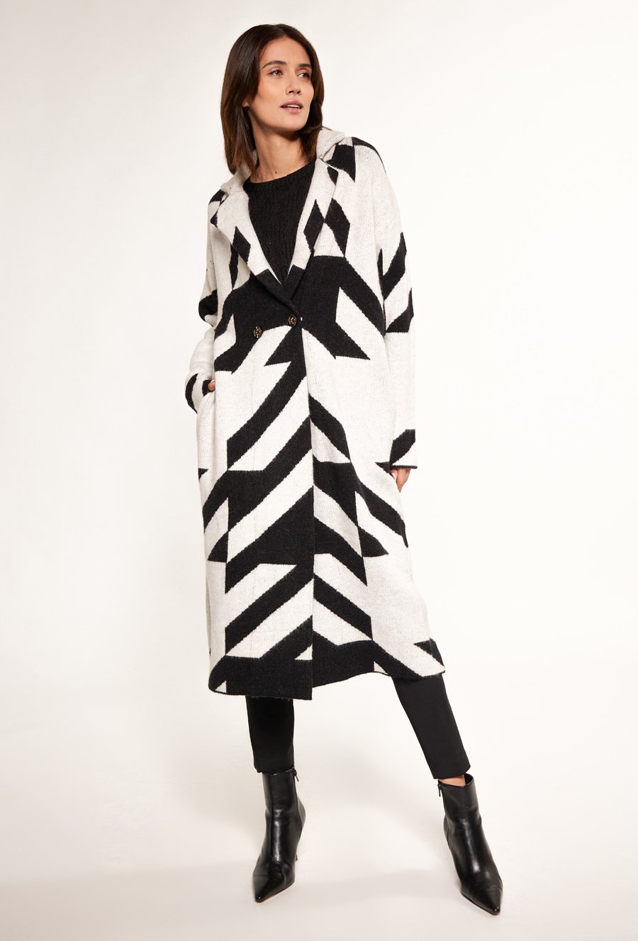 Długi płaszcz zapinany na guzik