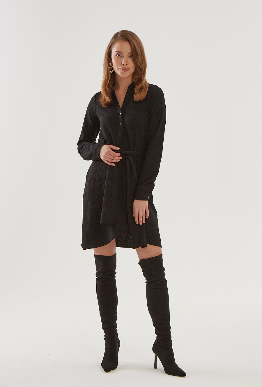 Czarna sukienka z zakładanym dołem