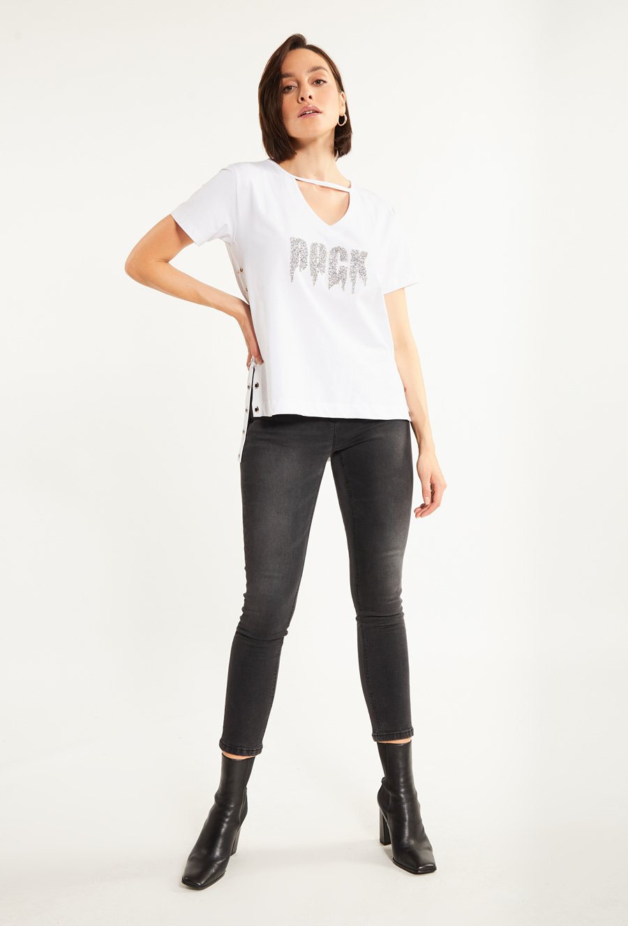 T-shirt z biżuteryjnym napisem