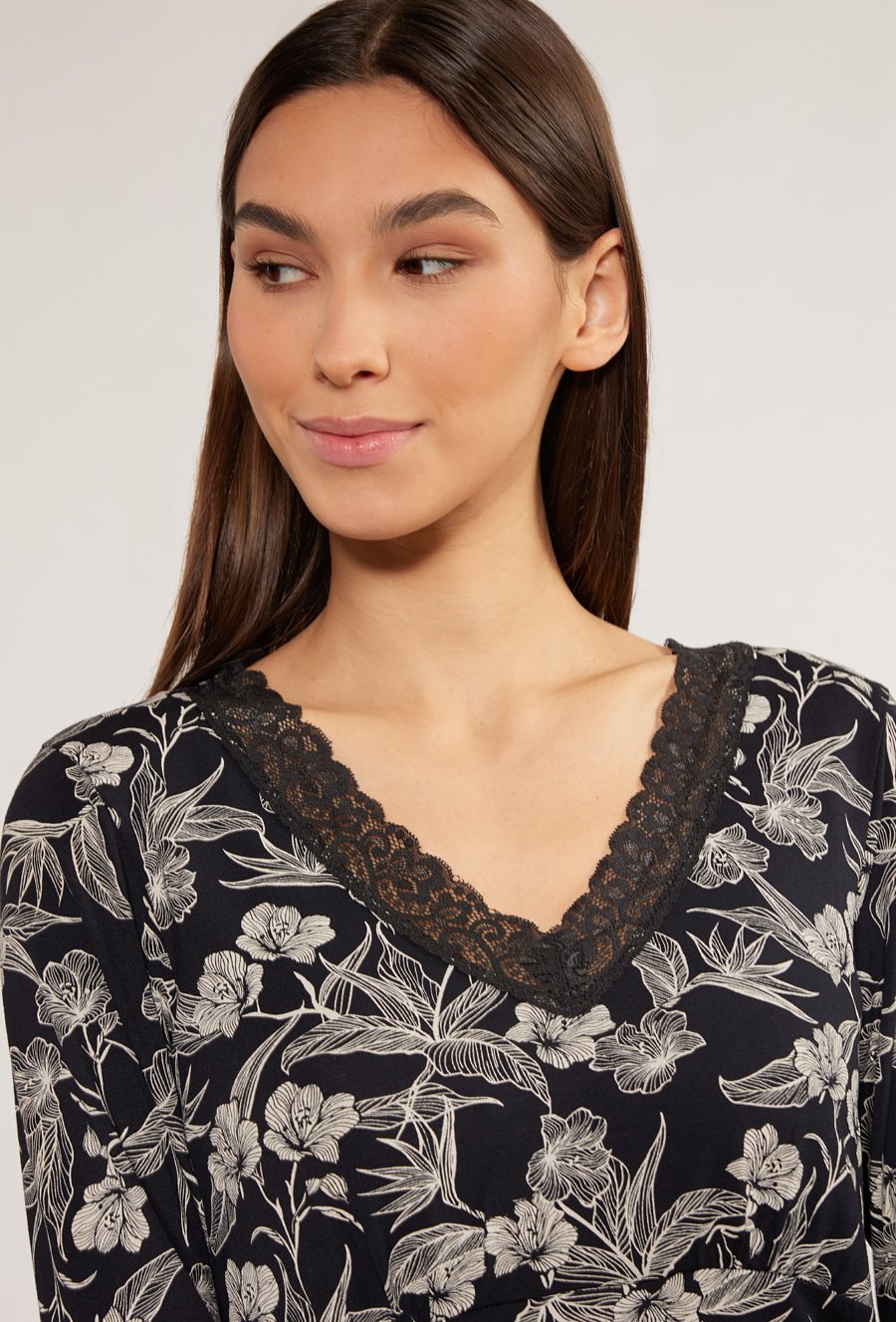 Wzorzysta koszula z koronką