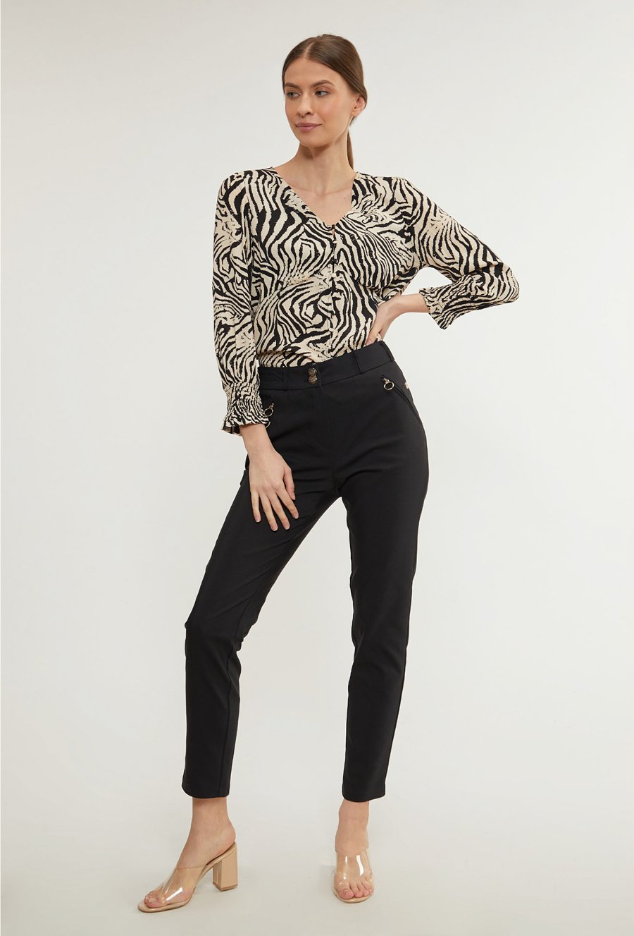 Klasyczne, materiałowe spodnie z kieszeniami