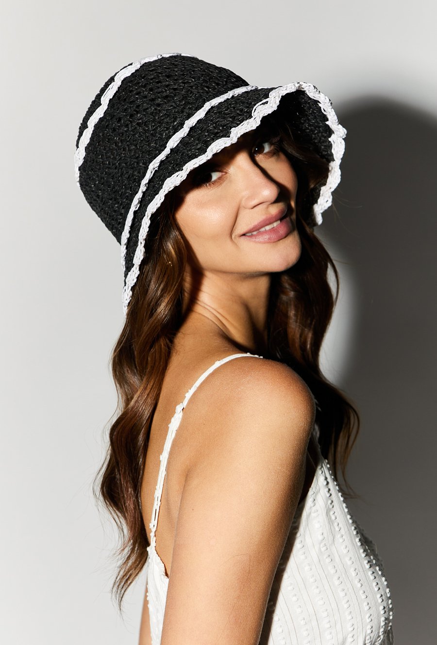 Pleciony kapelusz typu bucket