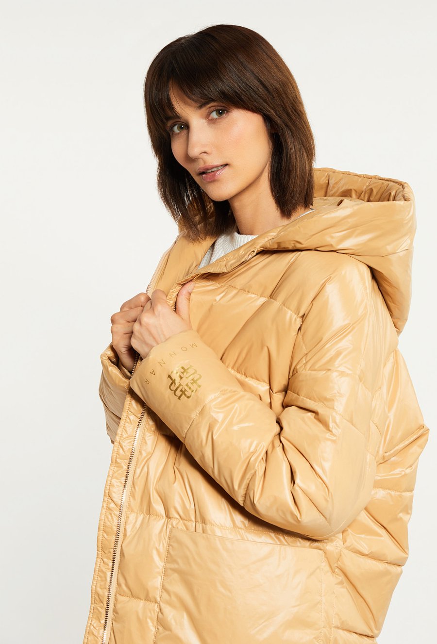 Puchowy, pikowany płaszcz z kapturem