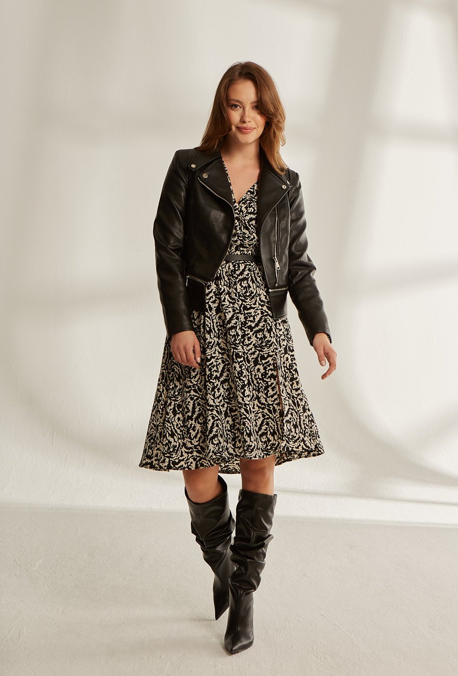 Czarna ramoneska z imitacji sk&oacute;ry