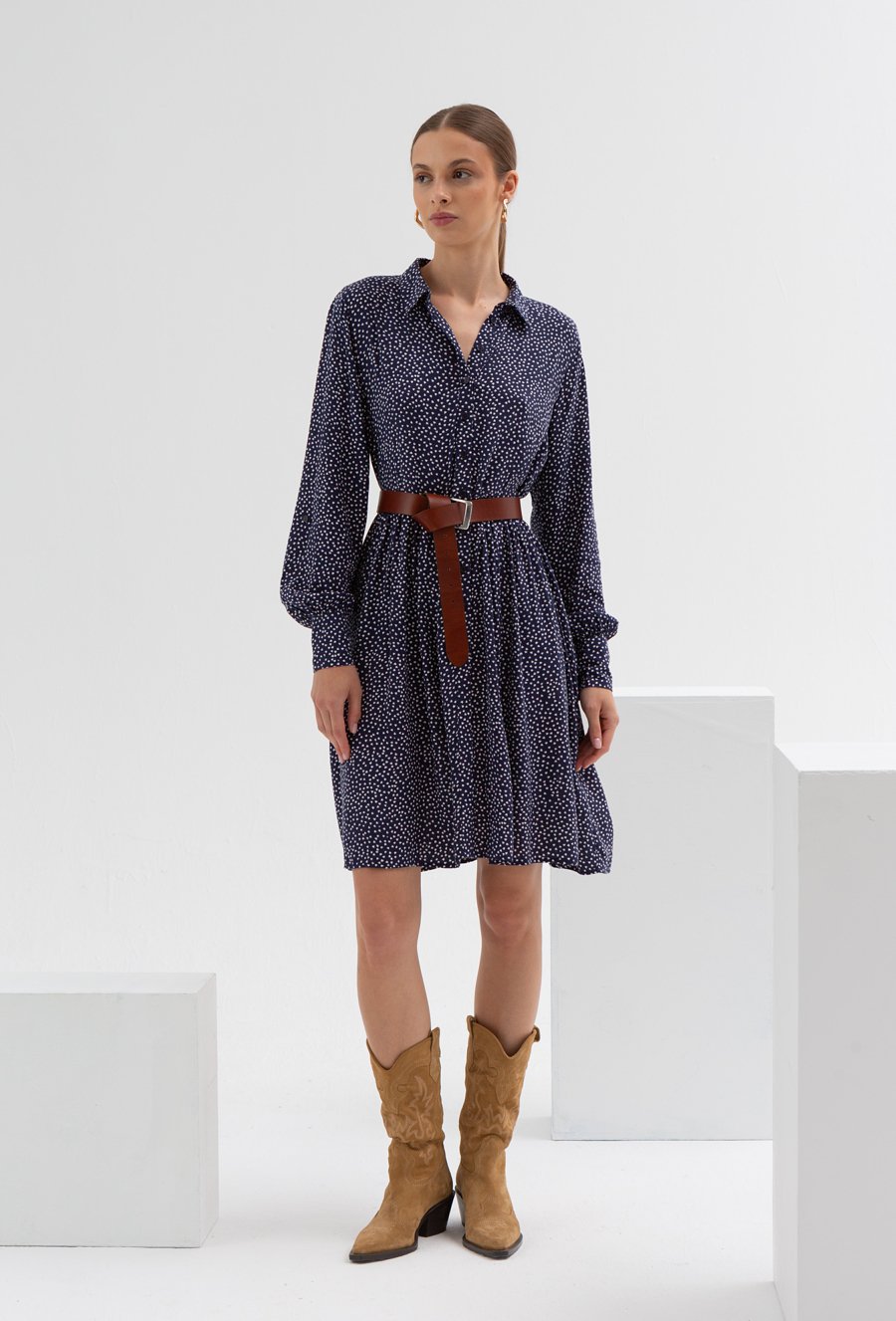 Kr&oacute;tka sukienka z wiskozy z kołnierzykiem