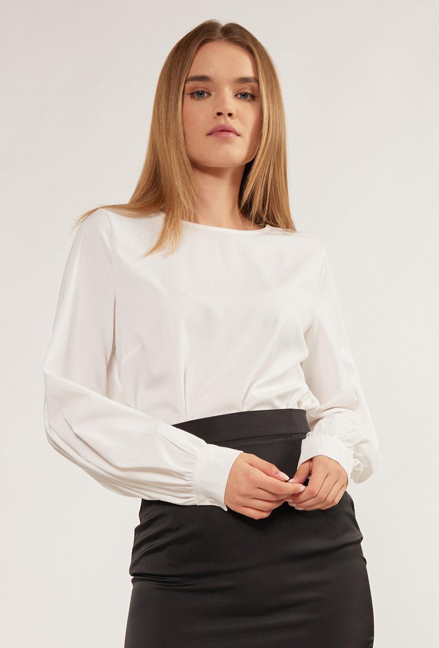 Biała koszula o swobodnym kroju