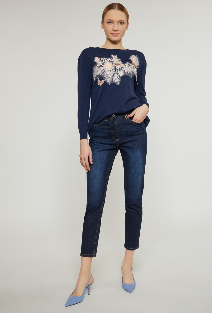 Sweter damski z biżuteryjnym panelem