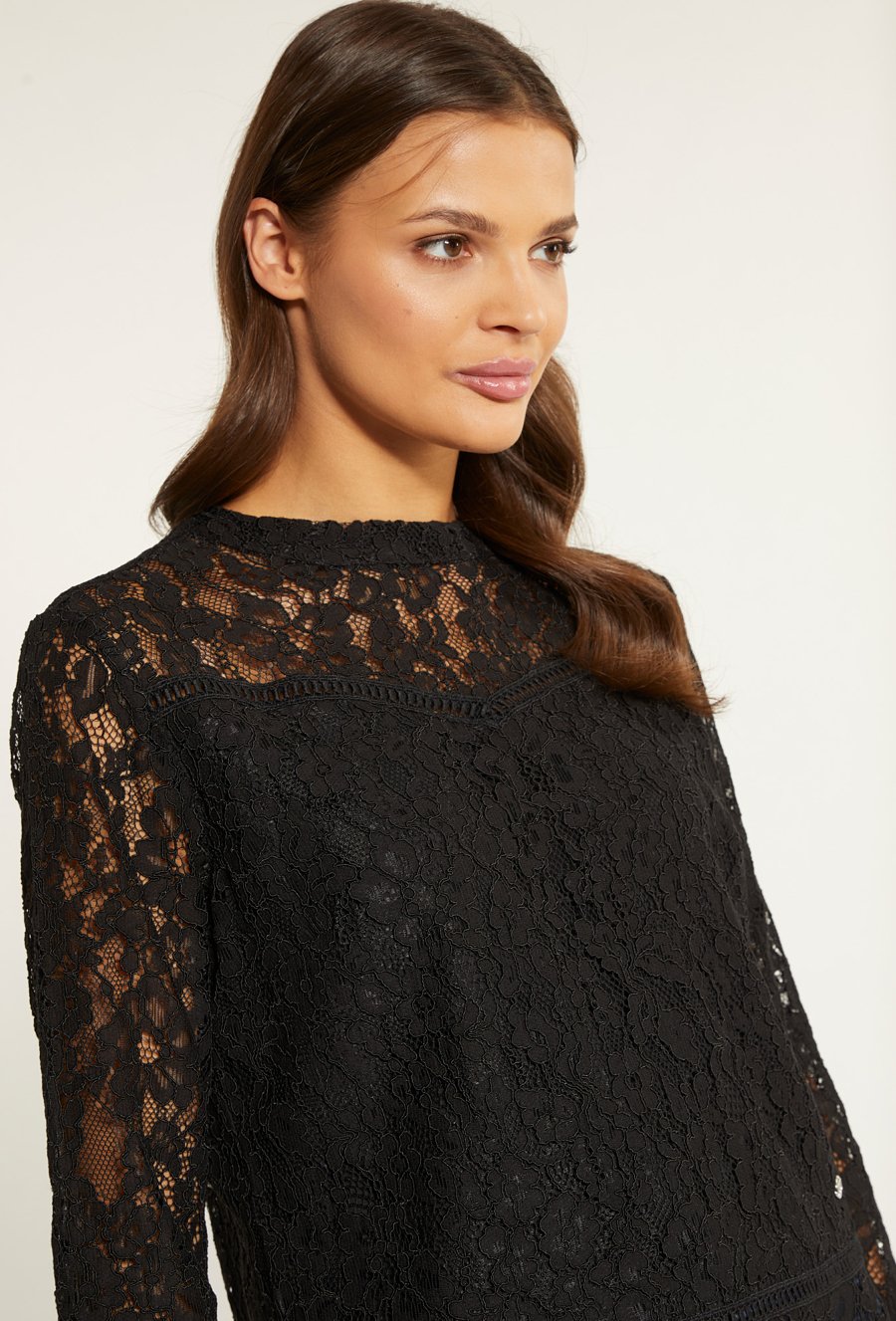 Elegancka bluzka z koronką