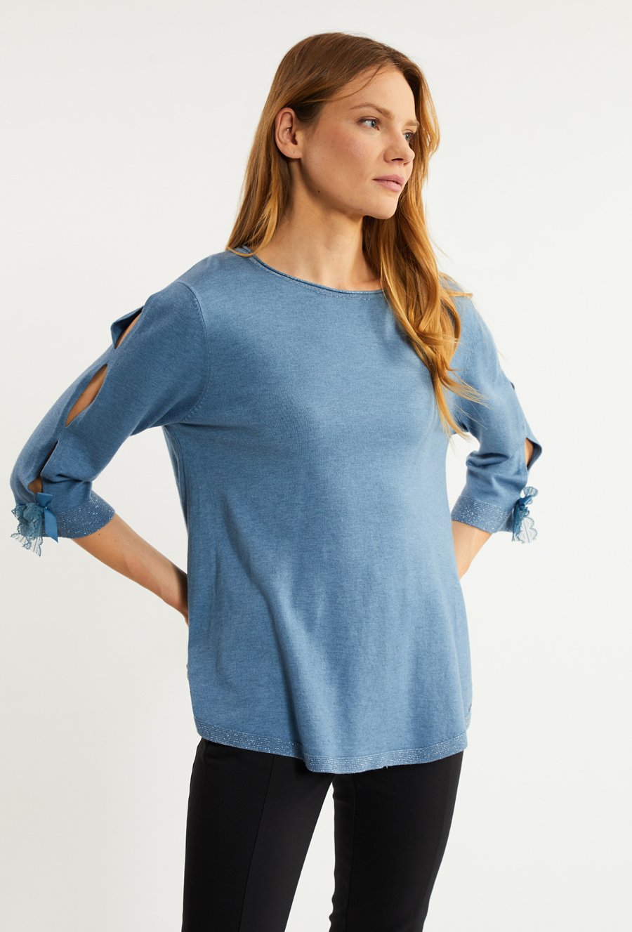 Sweter z ozdobnymi kokardkami