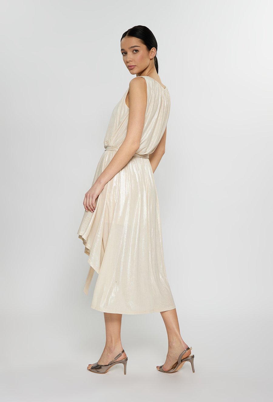 Połyskująca sukienka w eleganckim stylu