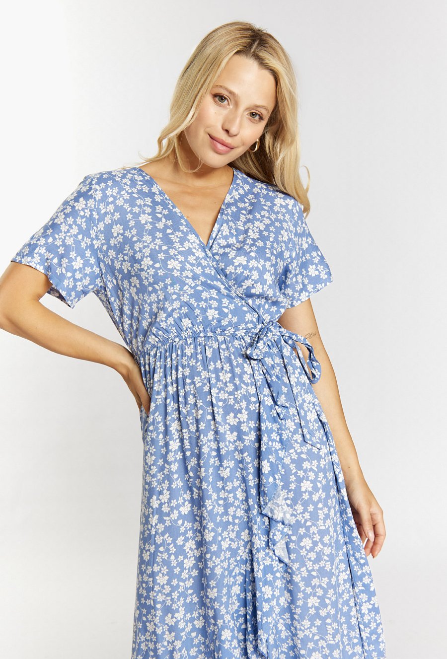 Kopertowa sukienka w drobne kwiaty