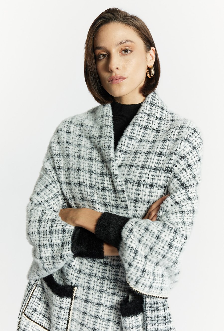 Sweter damski z kr&oacute;tkim włosiem