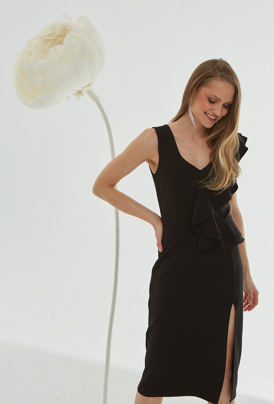 Czarna sukienka z falbaną