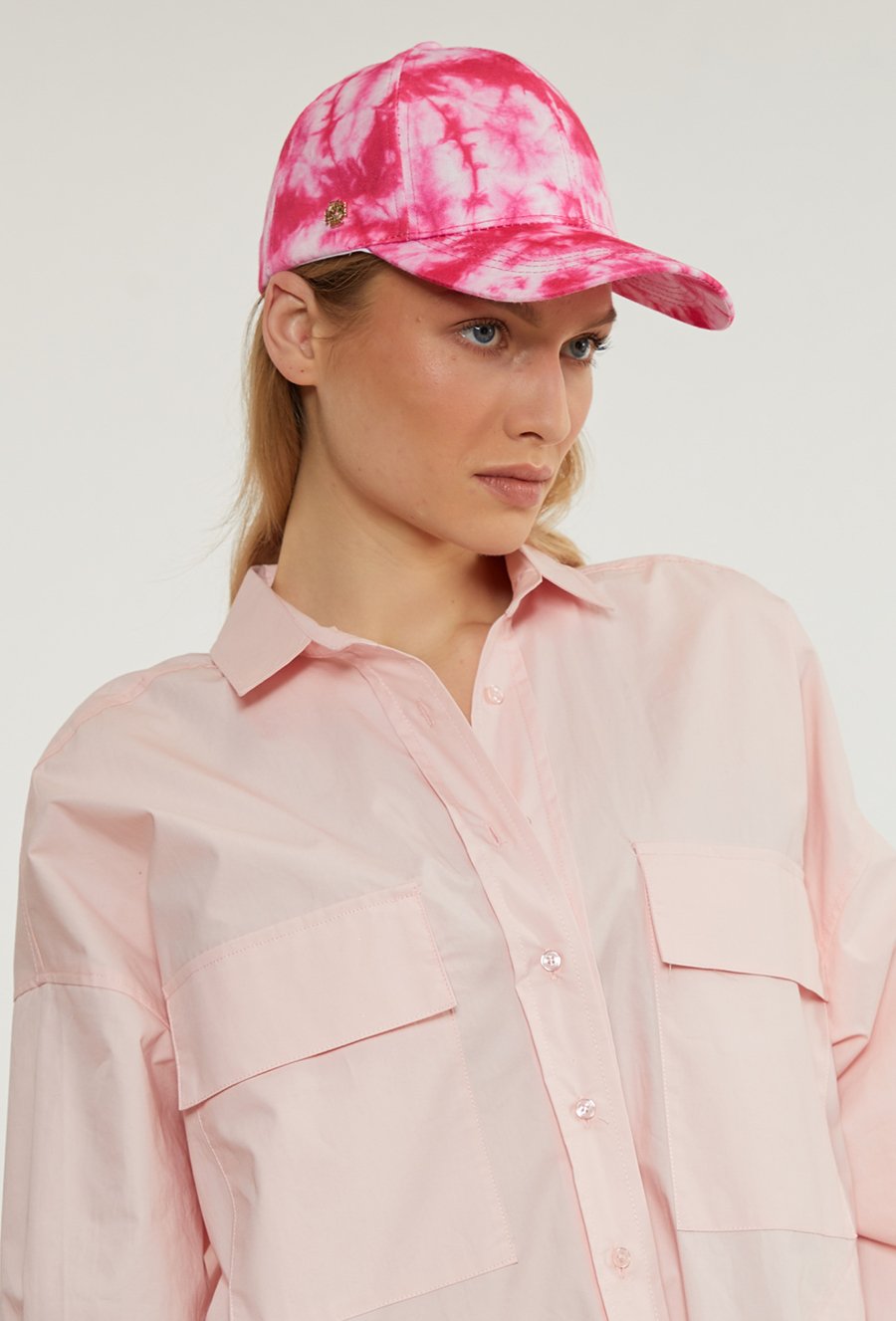 Wzorzysta czapka damska