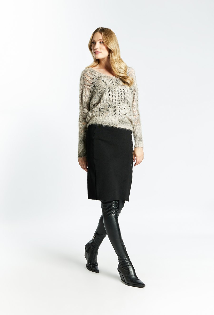 Sweter damski z kr&oacute;tkim włosiem