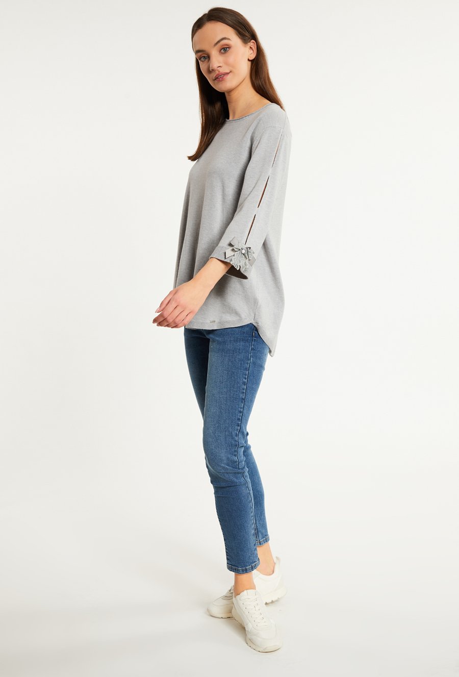 Sweter z ozdobnymi kokardkami