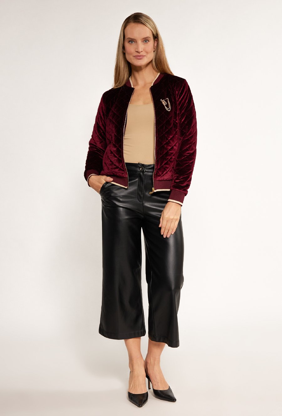 Welurowa bomberka z broszką