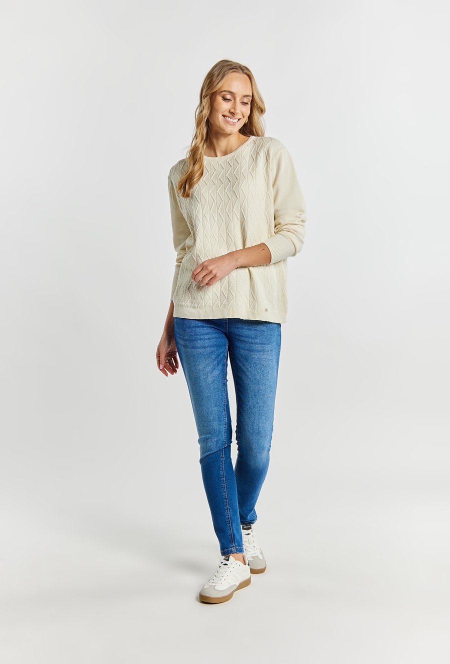 Sweter damski z delikatnym zdobieniem