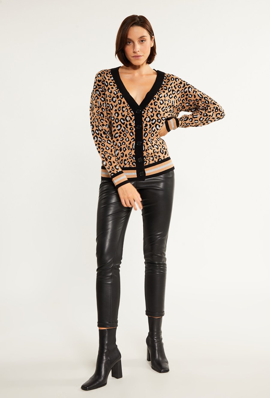 Wzorzysty, zapinany sweter damski