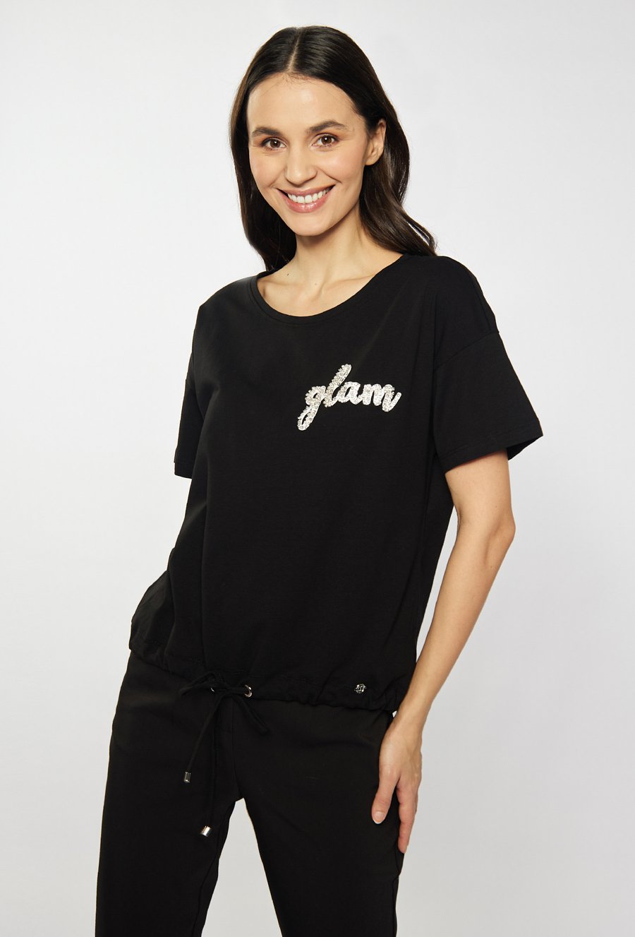 T-shirt damski z biżuteryjną aplikacją