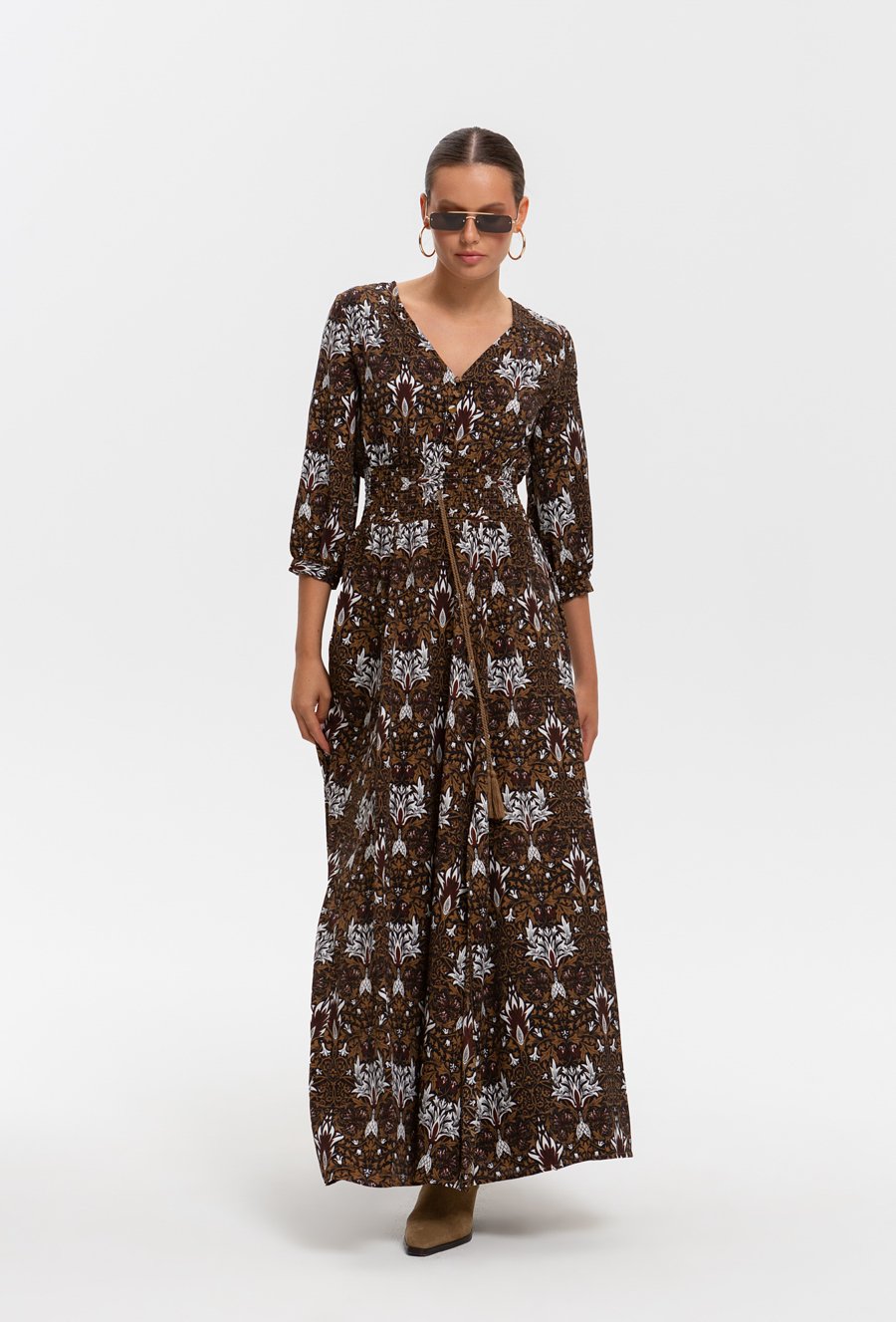 Długa wzorzysta sukienka