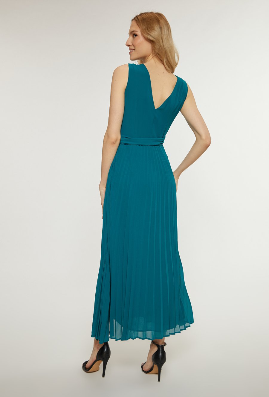 Plisowana sukienka z wiązaniem